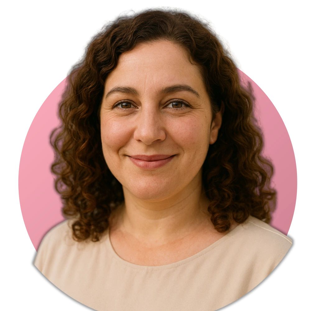 هالة بوصبع، كاتبة جزائرية بشعر بني مجعد وابتسامة لطيفة